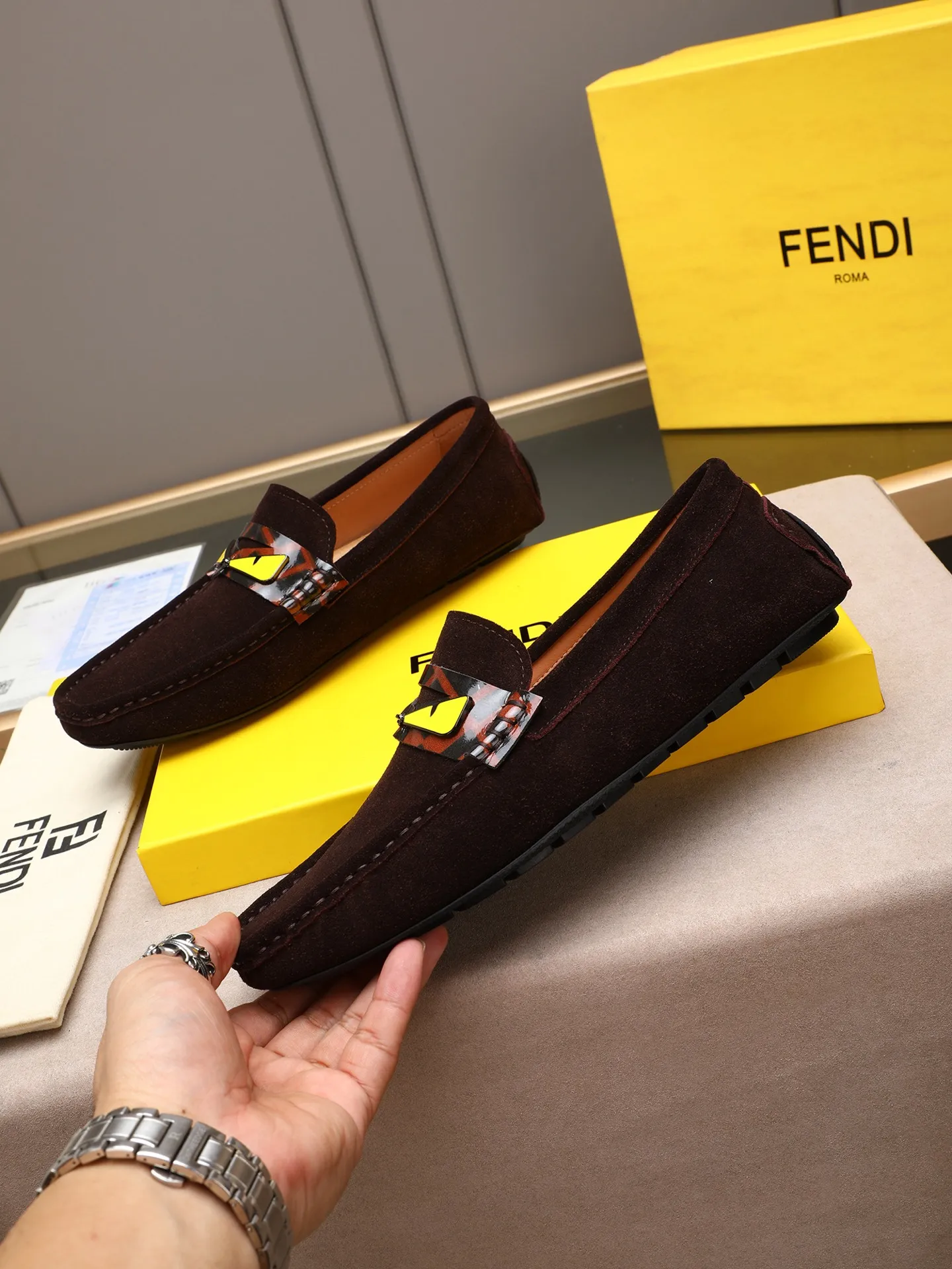 Men's shoes 💰400💰[FENDI] The little monster of Fendi F family, which is popular all over the world, is coming in a big way, the latest color, driving slip-on loafers, avant-garde and versatile fashion men's shoes, bun shoes, bean shoes👌👌👌 Private mold opening, 1:1 reproduction... The upper is made of first-layer cowhide, and the first-layer pigskin lining... is extremely comfortable, fashionable, simple, atmospheric and personalized [color] The side of the shoe is more refined, and the overall effect is handsome [ Turn in a circle][Turn in a circle]💭This hardware monster with eyes is not the popular version on the market🚳🚳Compared with the old model, it is more trendy, eye-catching and more classy🔰This summer, the little monster will subvert the old ideas and share the fashion with you🔱A must-have for fashionistas! Must keep it for yourself! Online outsole, high-end quality workmanship. Color: black, blue, white, red. Matching code: 38-44 (45 46 47 customized) (standard leather shoe size)